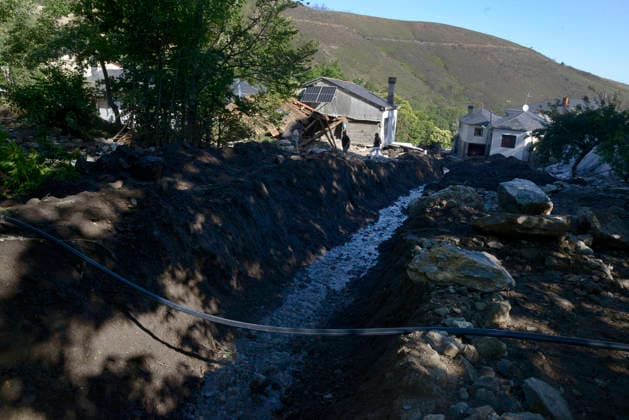 Storms Cause Flooding in Viana do Bolo and Valdeorras, Ourense—An Area Through Which Water Flows, June 19, 2026, in A Bouza, Viana do Bolo, Ourense, Galicia, Spain. The severe storms that struck yesterday in the provinces of Lugo and Ourense have left the towns of Viana do Bolo and Valdeorras with blocked roads, flooded homes, wrecked cars, and residents without drinking water. JUNE 19, 2026 A Bouza, Viana do Bolo, Ourense, A Bouza, Viana do Bolo, Ourense, Spain,detected_source_language  Copyright: xRosaxVeigax 7608666