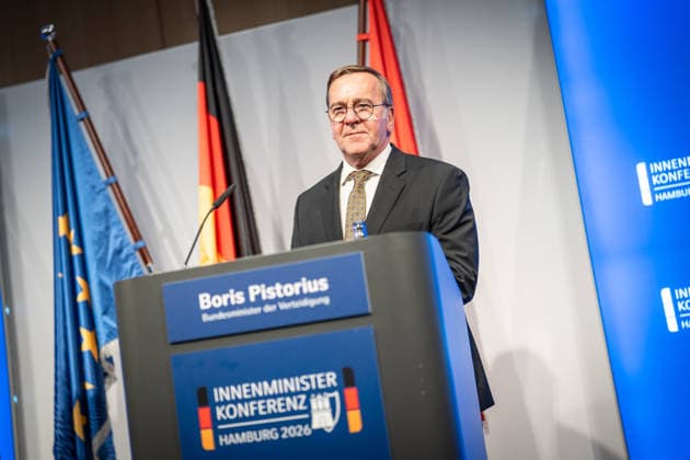 Abschlusspressekonferenz im Hamburger CCH -;Innenministerkonferenz IMK 2026 in Hamburg Ständige Konferenz der Innenministerinnen und Innenminister der Länder - Ständige Konferenz der Innenminister und -senatoren der Länder, Hamburg Hamburg Deutschland CCH *** Closing Press Conference at the CCH in Hamburg; Conference of Interior Ministers (IMK) 2026 in Hamburg; Standing Conference of the Interior Ministers of the Federal States; Standing Conference of the Interior Ministers and Senators of the Federal States, Hamburg, Germany, CCH,detected_source_language