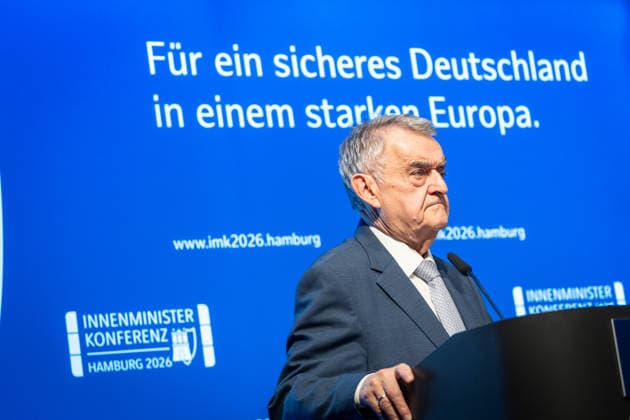 Abschlusspressekonferenz im Hamburger CCH - Herbert Reul (CDU), Innenminister Nordrhein-Westfalen NRW;Innenministerkonferenz IMK 2026 in Hamburg Ständige Konferenz der Innenministerinnen und Innenminister der Länder - Ständige Konferenz der Innenminister und -senatoren der Länder, Hamburg Hamburg Deutschland CCH *** Closing press conference at the CCH in Hamburg; Herbert Reul (CDU), Minister of the Interior of North Rhine-Westphalia (NRW); Conference of Interior Ministers (IMK) 2026 in Hamburg; Standing Conference of the Interior Ministers of the Federal States; Standing Conference of the Interior Ministers and Senators of the Federal States, Hamburg, Germany, CCH,detected_source_language