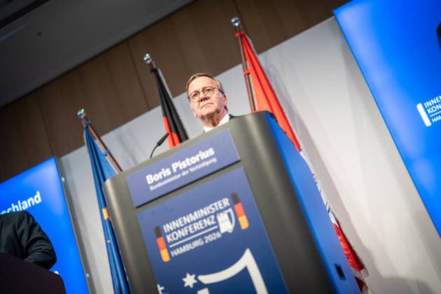 Abschlusspressekonferenz im Hamburger CCH -;Innenministerkonferenz IMK 2026 in Hamburg Ständige Konferenz der Innenministerinnen und Innenminister der Länder - Ständige Konferenz der Innenminister und -senatoren der Länder, Hamburg Hamburg Deutschland CCH *** Closing Press Conference at the CCH in Hamburg; Conference of Interior Ministers (IMK) 2026 in Hamburg; Standing Conference of the Interior Ministers of the Federal States; Standing Conference of the Interior Ministers and Senators of the Federal States, Hamburg, Germany, CCH,detected_source_language