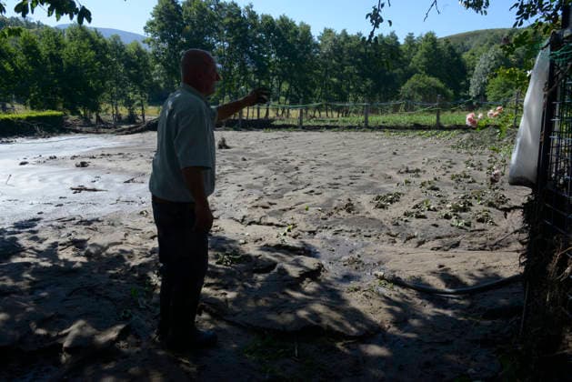 Storms Cause Flooding in Viana do Bolo and Valdeorras, Ourense A local resident helps with cleanup efforts on June 19, 2026, in Pradocabalos, Viana do Bolo, Ourense, Galicia, Spain The severe storms that struck yesterday in the provinces of Lugo and Ourense have left the towns of Viana do Bolo and Valdeorras with blocked roads, flooded homes, wrecked cars, and residents without drinking water. JUNE 19, 2026 Pradocabalos, Viana do Bolo, Our Pradocabalos, Viana do Bolo, Our Spain,detected_source_language  Copyright: xRosaxVeigax 7608689