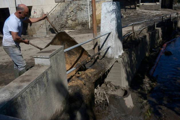 Storms Cause Flooding in Viana do Bolo and Valdeorras, Ourense A local resident helps with cleanup efforts on June 19, 2026, in Pradocabalos, Viana do Bolo, Ourense, Galicia, Spain The severe storms that struck yesterday in the provinces of Lugo and Ourense have left the towns of Viana do Bolo and Valdeorras with blocked roads, flooded homes, wrecked cars, and residents without drinking water. JUNE 19, 2026 Pradocabalos, Viana do Bolo, Our Pradocabalos, Viana do Bolo, Our Spain,detected_source_language  Copyright: xRosaxVeigax 7608690