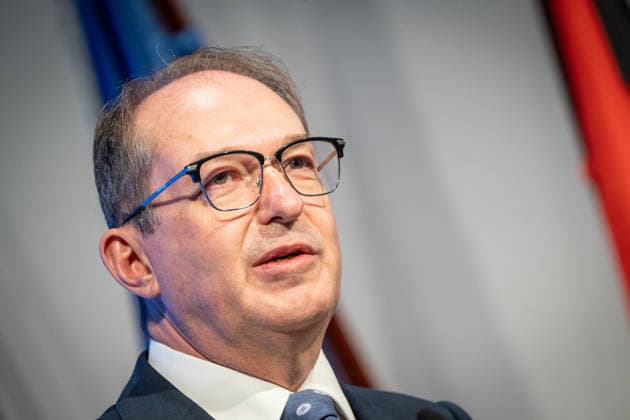 Abschlusspressekonferenz im Hamburger CCH - Alexander Dobrindt (CSU), Bundesinnenminister;Innenministerkonferenz IMK 2026 in Hamburg Ständige Konferenz der Innenministerinnen und Innenminister der Länder - Ständige Konferenz der Innenminister und -senatoren der Länder, Hamburg Hamburg Deutschland CCH *** Closing press conference at the CCH in Hamburg Alexander Dobrindt (CSU), Federal Minister of the Interior; IMK 2026 in Hamburg; Standing Conference of the State Ministers of the Interior; Standing Conference of the State Ministers and Senators of the Interior, Hamburg, Germany, CCH,detected_source_language