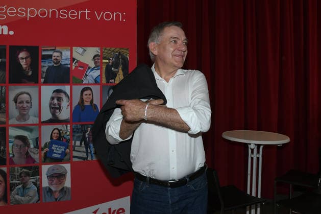 10. Bundesparteitag der Partei Die Linke am 19.06.2026 in der Metropolis Halle in Potsdam Hallenrundgang mit den Parteivorsitzenden Jan van Aken ( Parteivorsitzender Die Linke ) *** 10th National Party Convention of Die Linke on June 19, 2026, at the Metropolis Halle in Potsdam; tour of the venue with party chair Jan van Aken, chair of Die Linke,detected_source_language xRx