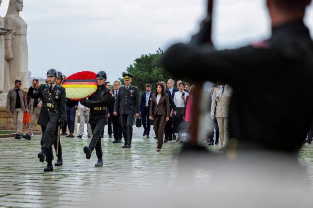 Katherina Reiche (CDU), Bundesministerin fuer Wirtschaft und Energie, aufgenommen im Rahmen ihrer Reise in die Tuerkei. Hier Kranzniederlegung am Atatuerk Mausoleum. Fotografiert im Auftrag des BMWE Ankara Tuerkei *** Katherina Reiche (CDU), Federal Minister for Economic Affairs and Energy, photographed during her trip to Turkey. Here, she is laying a wreath at the Atatürk Mausoleum. Photographed on behalf of the BMWE in Ankara, Turkey.,detected_source_language Copyright: xThomasxKoehlerx