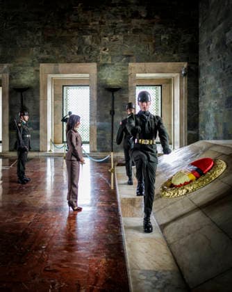 Katherina Reiche (CDU), Bundesministerin fuer Wirtschaft und Energie, aufgenommen im Rahmen ihrer Reise in die Tuerkei. Hier Kranzniederlegung am Atatuerk Mausoleum. Fotografiert im Auftrag des BMWE Ankara Tuerkei *** Katherina Reiche (CDU), Federal Minister for Economic Affairs and Energy, photographed during her trip to Turkey. Here, she is laying a wreath at the Atatürk Mausoleum. Photographed on behalf of the BMWE in Ankara, Turkey.,detected_source_language Copyright: xThomasxKoehlerx