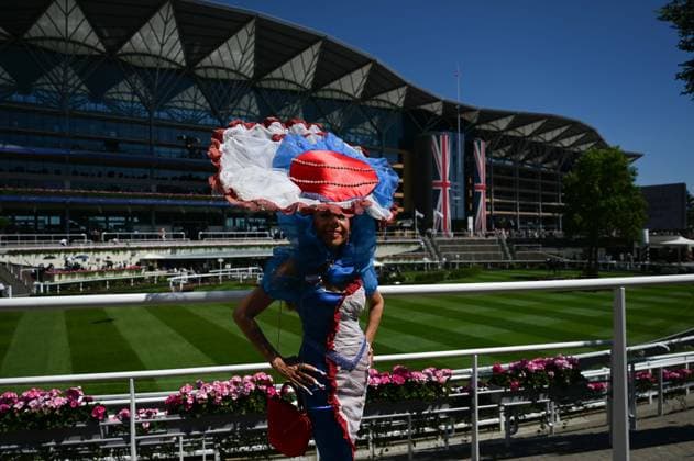 Royal Ascot 2026 BERKSHIRE, UNITED KINGDOM - JUNE 19: Visitors, wearing elaborate hats and elegant outfits, attend the fourth day of the traditional Royal Ascot horse racing event, held in the United Kingdom since 1711, at Ascot Racecourse in Berkshire, United Kingdom on June 19, 2026. Rasid Necati Aslim Anadolu London United Kingdom. Editorial use only. Please get in touch for any other usage.  Copyright: x2026xAnadoluxRasidxNecatixAslimx