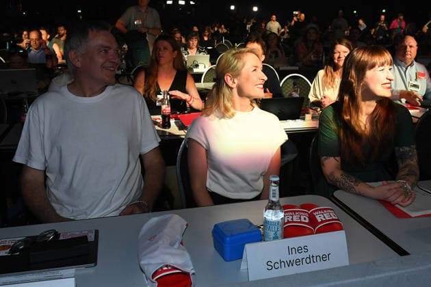 10. Bundesparteitag der Partei Die Linke am 19.06.2026 in der Metropolis Halle in Potsdam Jan van Aken ( Parteivorsitzender Die Linke ), links - Ines Schwerdtner ( Parteivorsitzende Die Linke ), mitte - Heidi Reichinnek ( Vorsitzende der Fraktion Die Linke im Bundestag ), rechts *** 10th National Party Convention of Die Linke on June 19, 2026, at the Metropolis Halle in Potsdam xRx