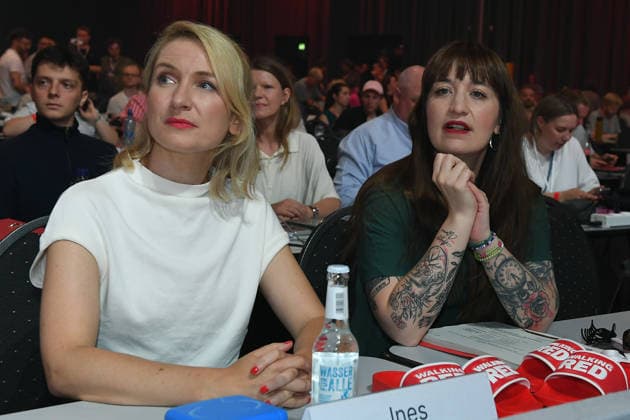10. Bundesparteitag der Partei Die Linke am 19.06.2026 in der Metropolis Halle in Potsdam Ines Schwerdtner ( Parteivorsitzende Die Linke ), links - Heidi Reichinnek ( Vorsitzende der Fraktion Die Linke im Bundestag ), rechts *** 10th National Party Convention of Die Linke on June 19, 2026, at the Metropolis Halle in Potsdam xRx