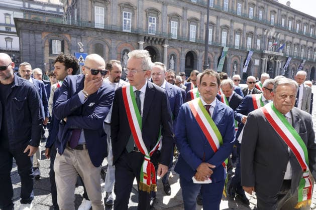 IPA85853175 - Directors in the Spotlight: Gaetano Manfredi, Mayor of Naples and President of ANCI, is taking part in the mayors’ flash mob in the square in front of the Prefecture in Piazza Plebiscito, Naples, on June 19, 2025. The photo shows a group of mayors led by the mayor of Naples and president of ANCI (the National Association of Italian Municipalities), heading toward the Prefecture.  Copyright: xAntonioxBalasco LiveMediax xAntonioxBalasco LiveMediax 85853175