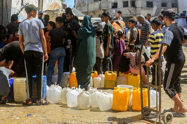 Clean water crisis continues in Gaza KHAN YUNIS, GAZA, PALESTINE - JUNE 19: Palestinians including children carry water bottles they filled from a water distribution point after widespread destruction on critical infrastructure, in Khan Yunis, Gaza, Palestine on June 19, 2026. Abed Rahim Khatib Anadolu Khan Yunis Gaza. Editorial use only. Please get in touch for any other usage.  Copyright: x2026xAnadoluxAbedxRahimxKhatibx