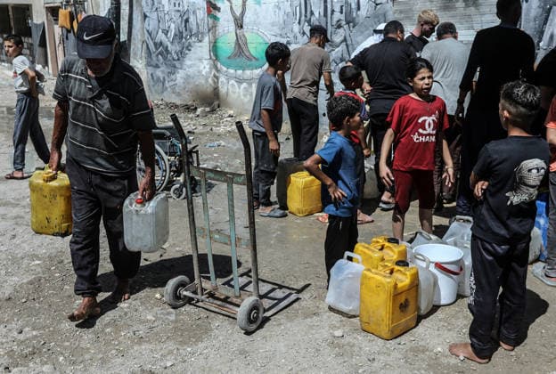 Clean water crisis continues in Gaza KHAN YUNIS, GAZA, PALESTINE - JUNE 19: Palestinians including children carry water bottles they filled from a water distribution point after widespread destruction on critical infrastructure, in Khan Yunis, Gaza, Palestine on June 19, 2026. Abed Rahim Khatib Anadolu Khan Yunis Gaza. Editorial use only. Please get in touch for any other usage.  Copyright: x2026xAnadoluxAbedxRahimxKhatibx