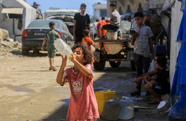 Clean water crisis continues in Gaza KHAN YUNIS, GAZA, PALESTINE - JUNE 19: Palestinians including children carry water bottles they filled from a water distribution point after widespread destruction on critical infrastructure, in Khan Yunis, Gaza, Palestine on June 19, 2026. Abed Rahim Khatib Anadolu Khan Yunis Gaza. Editorial use only. Please get in touch for any other usage.  Copyright: x2026xAnadoluxAbedxRahimxKhatibx