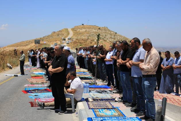 News Bilder des Tages Palestinians protest land confiscation near Hebron in West Bank Palestinians gather during a protest against the confiscation of land for settlement expansion near Jabal Tarousa in the town of Dura, south of Hebron in the West Bank, on June 19, 2026. Israeli forces fired tear gas to disperse the demonstrators, according to local sources. Photo by Mamoun Wazwaz apaimages Hebron West Bank Palestinian Territory 190626_Hebron_MW_00(38) Copyright: xapaimagesxMamounxWazwazx xapaimagesx
