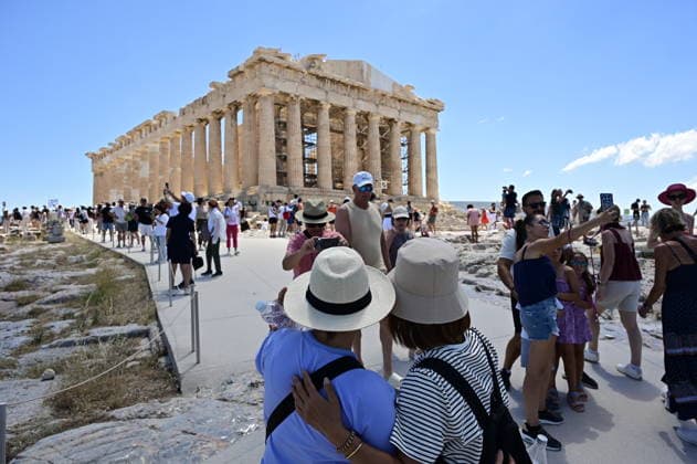 News Bilder des Tages Restoration of Parthenon s western facade completed - Tourists visiting the Parthenon. For the first time in approximately 220 years, the culture ministry is now able to deliver the western facade of the Parthenon as fully restored as possible,in Athens Greece, on 19 June 2026. With the installation of two orthostates in the vacant positions of the western pediment and the completion of the restoration of the backing wall, the architectural integrity of the pediment has been restored. IMAGO ONE INCH PRODUCTIONS ATHENS Greece Copyright: xOnexInchxProductionsx 7004404