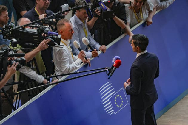 June 19, 2026, Brussels, Belgium, European Union: ROB JETTEN, Prime Minister of the Netherlands, faces journalists while speaking with them on the arrival carpet during the second and final day of the European Council summit in Brussels. Brussels European Union - ZUMAo116 20260619_znp_o116_034 Copyright: xBiancaxOterox