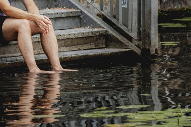 Ein Mann kuehlt seine Fuesse in der Mueggelspree, aufgenommen im Stadtteil Koepenick in Berlin, 19.06.2026. Ganz Deutschland erwartet in den naechsten Tagen eine Hitzewelle. Berlin Deutschland *** A man cools his feet in the Mueggelspree, photographed in the Koepenick district of Berlin, June 19, 2026. All of Germany is expecting a heat wave in the coming days. Berlin, Germany,detected_source_language Copyright: xFlorianxGaertnerx