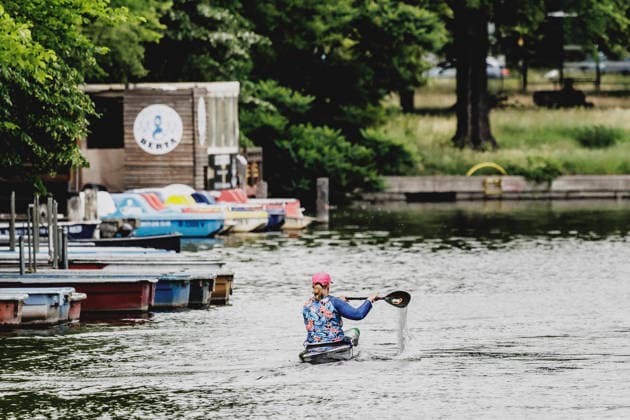 Eine Frau im Kajak auf der Mueggelspree, aufgenommen im Stadtteil Koepenick in Berlin, 19.06.2026. Ganz Deutschland erwartet in den naechsten Tagen eine Hitzewelle. Berlin Deutschland *** A woman in a kayak on the Mueggelspree, photographed in the Koepenick district of Berlin, June 19, 2026. All of Germany is expecting a heat wave in the coming days. Berlin, Germany,detected_source_language Copyright: xFlorianxGaertnerx