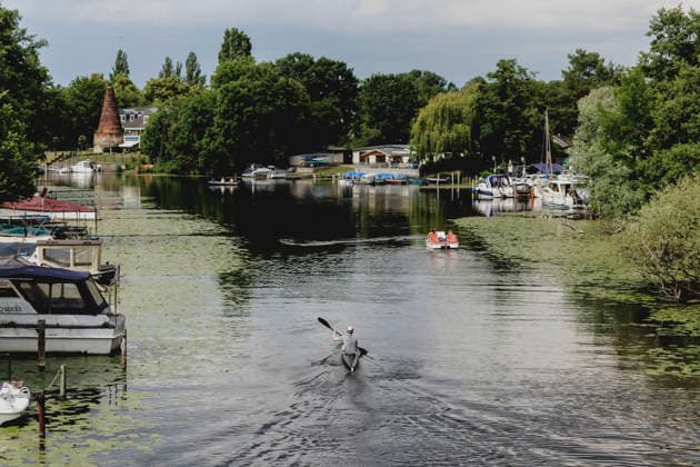 Ein Kajak auf der Mueggelspree, aufgenommen im Stadtteil Koepenick in Berlin, 19.06.2026. Ganz Deutschland erwartet in den naechsten Tagen eine Hitzewelle. Berlin Deutschland *** A kayak on the Mueggelspree, photographed in the Koepenick district of Berlin, June 19, 2026. All of Germany is expecting a heat wave in the coming days. Berlin, Germany,detected_source_language Copyright: xFlorianxGaertnerx