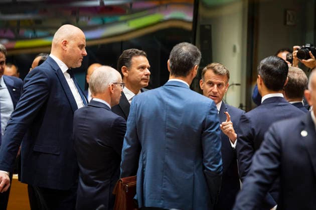 Emmanuel Macron (front) in discussion with his European counterparts. European heads of state gathered on the second day of the European summit in the Belgian capital. - 19 06 2026 - Belgium Brussels Brussels -  NicolasxLandemardx xLexPictorium LePictorium_0336791