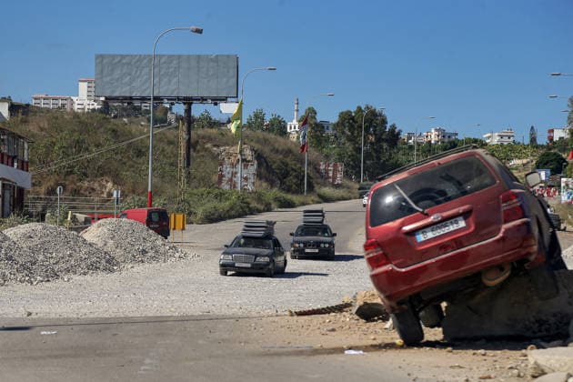 June 19, 2026, Qassmiyeh, Qassmiyeh, Lebanon: Cars laoded with mattresses flee south Lebanon in the area of Qassmiyeh following overnight Israeli heavy air strikes that left 18 people killed, the country s health ministry has said - while the Israeli military says four of its soldiers were also killed. Scores of Lebanese who returned to their villages early this week again fled the south to safer areas. The heavy attacks come a day after the US and Iran signed a deal aimed at ending the conflict in the Middle East, including a permanent cessation of hostilities in Lebanon. Qassmiyeh Lebanon - ZUMAn313 20260619_zip_n313_011 Copyright: xMarwanxNaamanix