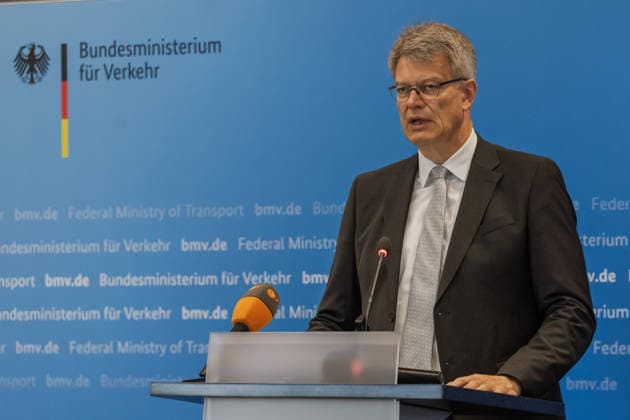 Pressekonferenz zum Status Nordbrücke Bonn Pressekonferenz im Bundesministerium für Verkehr in Bonn: Bundesverkehrsminister Patrick Schnieder (CDU, MdB) informiert über den geplanten Neubau der beschädigten Vorlandbrücke der Friedrich-Ebert-Brücke. Für Fußgänger und Radfahrer soll der Übergang nach entsprechenden Baumaßnahmen noch in diesem Jahr wieder nutzbar werden. Die Bauzeit ist im Beschleunigungsverfahren auf zwei Jahre ausgelegt. Über den Neubau der eigentlichen Strombrücke wird separat entschieden. Bonn Nordrhein-Westfalen Deutschland *** Press Conference on the Status of the Bonn North Bridge Press conference at the Federal Ministry of Transportation in Bonn Federal Minister of Transportation Patrick Schnieder (CDU), Copyright: xMarcxJohnx