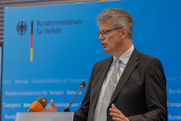 Pressekonferenz zum Status Nordbrücke Bonn Pressekonferenz im Bundesministerium für Verkehr in Bonn: Bundesverkehrsminister Patrick Schnieder (CDU, MdB) informiert über den geplanten Neubau der beschädigten Vorlandbrücke der Friedrich-Ebert-Brücke. Für Fußgänger und Radfahrer soll der Übergang nach entsprechenden Baumaßnahmen noch in diesem Jahr wieder nutzbar werden. Die Bauzeit ist im Beschleunigungsverfahren auf zwei Jahre ausgelegt. Über den Neubau der eigentlichen Strombrücke wird separat entschieden. Bonn Nordrhein-Westfalen Deutschland *** Press Conference on the Status of the Bonn North Bridge Press conference at the Federal Ministry of Transportation in Bonn Federal Minister of Transportation Patrick Schnieder (CDU), Copyright: xMarcxJohnx