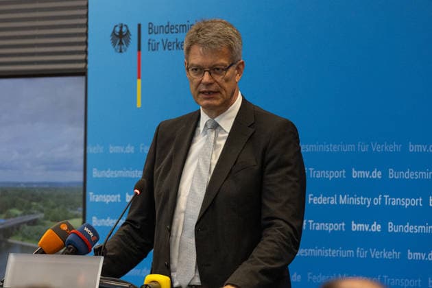 Pressekonferenz zum Status Nordbrücke Bonn Pressekonferenz im Bundesministerium für Verkehr in Bonn: Bundesverkehrsminister Patrick Schnieder (CDU, MdB) informiert über den geplanten Neubau der beschädigten Vorlandbrücke der Friedrich-Ebert-Brücke. Für Fußgänger und Radfahrer soll der Übergang nach entsprechenden Baumaßnahmen noch in diesem Jahr wieder nutzbar werden. Die Bauzeit ist im Beschleunigungsverfahren auf zwei Jahre ausgelegt. Über den Neubau der eigentlichen Strombrücke wird separat entschieden. Bonn Nordrhein-Westfalen Deutschland *** Press Conference on the Status of the Bonn North Bridge Press conference at the Federal Ministry of Transportation in Bonn Federal Minister of Transportation Patrick Schnieder (CDU), Copyright: xMarcxJohnx