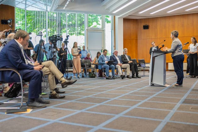 Pressekonferenz zum Status Nordbrücke Bonn Staatssekretärin im Bundesministerium für Verkehr Dr. Claudia Elif STUTZ - Pressekonferenz im Bundesministerium für Verkehr in Bonn: Bundesverkehrsminister Patrick Schnieder (CDU, MdB) informiert über den geplanten Neubau der beschädigten Vorlandbrücke der Friedrich-Ebert-Brücke. Für Fußgänger und Radfahrer soll der Übergang nach entsprechenden Baumaßnahmen noch in diesem Jahr wieder nutzbar werden. Die Bauzeit ist im Beschleunigungsverfahren auf zwei Jahre ausgelegt. Über den Neubau der eigentlichen Strombrücke wird separat entschieden. Bonn Nordrhein-Westfalen Deutschland *** Press Conference on the Status of the Bonn North Bridge State Secretary at the Federal Ministry of Transpo Copyright: xMarcxJohnx