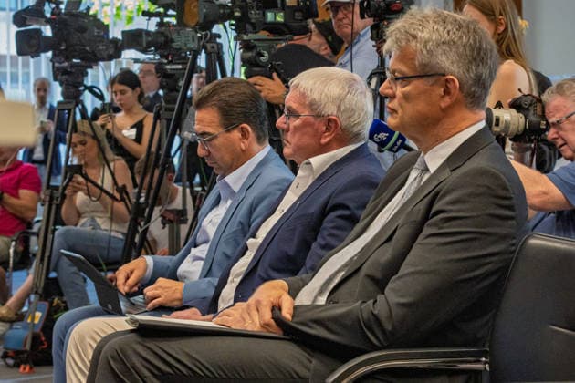 Pressekonferenz zum Status Nordbrücke Bonn Oberbürgermeister der Stadt Bonn Guido DEUS (CDU), Landrat Rhein-Sieg-Kreis Sebastian SCHUSTER (CDU), Bundesminister für Verkehr Patrick SCHNIEDER (CDU) - Pressekonferenz im Bundesministerium für Verkehr in Bonn: Bundesverkehrsminister Patrick Schnieder (CDU, MdB) informiert über den geplanten Neubau der beschädigten Vorlandbrücke der Friedrich-Ebert-Brücke. Für Fußgänger und Radfahrer soll der Übergang nach entsprechenden Baumaßnahmen noch in diesem Jahr wieder nutzbar werden. Die Bauzeit ist im Beschleunigungsverfahren auf zwei Jahre ausgelegt. Über den Neubau der eigentlichen Strombrücke wird separat entschieden. Bonn Nordrhein-Westfalen Deutschland *** Press conference on the st Copyright: xMarcxJohnx