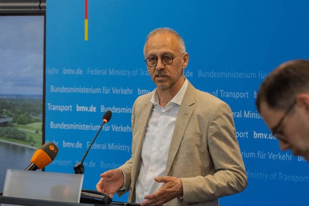 Pressekonferenz zum Status Nordbrücke Bonn Dirk Brandenburger (Autobahn GmbH) - Pressekonferenz im Bundesministerium für Verkehr in Bonn: Bundesverkehrsminister Patrick Schnieder (CDU, MdB) informiert über den geplanten Neubau der beschädigten Vorlandbrücke der Friedrich-Ebert-Brücke. Für Fußgänger und Radfahrer soll der Übergang nach entsprechenden Baumaßnahmen noch in diesem Jahr wieder nutzbar werden. Die Bauzeit ist im Beschleunigungsverfahren auf zwei Jahre ausgelegt. Über den Neubau der eigentlichen Strombrücke wird separat entschieden. Bonn Nordrhein-Westfalen Deutschland *** Press Conference on the Status of the Bonn North Bridge Dirk Brandenburger Autobahn GmbH Press Conference at the Federal Ministry of Transportatio Copyright: xMarcxJohnx