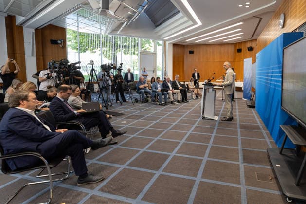 Pressekonferenz zum Status Nordbrücke Bonn Dirk Brandenburger (Autobahn GmbH) - Pressekonferenz im Bundesministerium für Verkehr in Bonn: Bundesverkehrsminister Patrick Schnieder (CDU, MdB) informiert über den geplanten Neubau der beschädigten Vorlandbrücke der Friedrich-Ebert-Brücke. Für Fußgänger und Radfahrer soll der Übergang nach entsprechenden Baumaßnahmen noch in diesem Jahr wieder nutzbar werden. Die Bauzeit ist im Beschleunigungsverfahren auf zwei Jahre ausgelegt. Über den Neubau der eigentlichen Strombrücke wird separat entschieden. Bonn Nordrhein-Westfalen Deutschland *** Press Conference on the Status of the Bonn North Bridge Dirk Brandenburger Autobahn GmbH Press Conference at the Federal Ministry of Transportatio Copyright: xMarcxJohnx