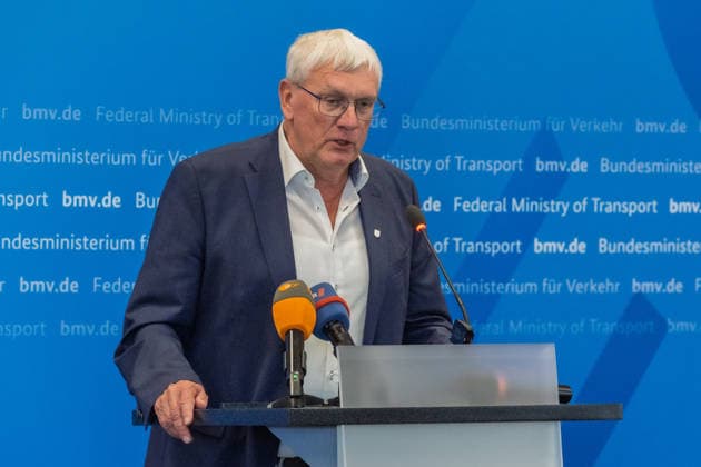 Pressekonferenz zum Status Nordbrücke Bonn Landrat Rhein-Sieg-Kreis Sebastian SCHUSTER (CDU) - Pressekonferenz im Bundesministerium für Verkehr in Bonn: Bundesverkehrsminister Patrick Schnieder (CDU, MdB) informiert über den geplanten Neubau der beschädigten Vorlandbrücke der Friedrich-Ebert-Brücke. Für Fußgänger und Radfahrer soll der Übergang nach entsprechenden Baumaßnahmen noch in diesem Jahr wieder nutzbar werden. Die Bauzeit ist im Beschleunigungsverfahren auf zwei Jahre ausgelegt. Über den Neubau der eigentlichen Strombrücke wird separat entschieden. Bonn Nordrhein-Westfalen Deutschland *** Press conference on the status of the Bonn North Bridge; Rhein-Sieg District Administrator Sebastian SCHUSTER (CDU); press conferen Copyright: xMarcxJohnx