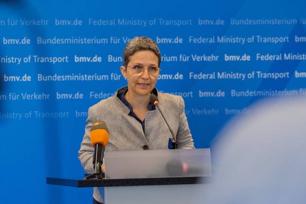 Pressekonferenz zum Status Nordbrücke Bonn Staatssekretärin im Bundesministerium für Verkehr Dr. Claudia Elif STUTZ - Pressekonferenz im Bundesministerium für Verkehr in Bonn: Bundesverkehrsminister Patrick Schnieder (CDU, MdB) informiert über den geplanten Neubau der beschädigten Vorlandbrücke der Friedrich-Ebert-Brücke. Für Fußgänger und Radfahrer soll der Übergang nach entsprechenden Baumaßnahmen noch in diesem Jahr wieder nutzbar werden. Die Bauzeit ist im Beschleunigungsverfahren auf zwei Jahre ausgelegt. Über den Neubau der eigentlichen Strombrücke wird separat entschieden. Bonn Nordrhein-Westfalen Deutschland *** Press Conference on the Status of the Bonn North Bridge State Secretary at the Federal Ministry of Transpo Copyright: xMarcxJohnx