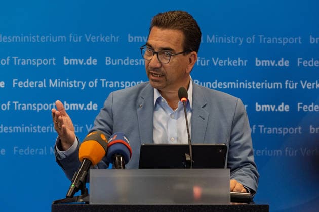 Pressekonferenz zum Status Nordbrücke Bonn Oberbürgermeister der Stadt Bonn Guido DEUS (CDU) - Pressekonferenz im Bundesministerium für Verkehr in Bonn: Bundesverkehrsminister Patrick Schnieder (CDU, MdB) informiert über den geplanten Neubau der beschädigten Vorlandbrücke der Friedrich-Ebert-Brücke. Für Fußgänger und Radfahrer soll der Übergang nach entsprechenden Baumaßnahmen noch in diesem Jahr wieder nutzbar werden. Die Bauzeit ist im Beschleunigungsverfahren auf zwei Jahre ausgelegt. Über den Neubau der eigentlichen Strombrücke wird separat entschieden. Bonn Nordrhein-Westfalen Deutschland *** Press conference on the status of the Bonn North Bridge; Guido DEUS, CDU, Mayor of Bonn; press conference at the Federal Ministry Copyright: xMarcxJohnx