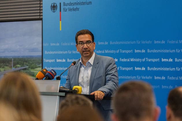 Pressekonferenz zum Status Nordbrücke Bonn Oberbürgermeister der Stadt Bonn Guido DEUS (CDU) - Pressekonferenz im Bundesministerium für Verkehr in Bonn: Bundesverkehrsminister Patrick Schnieder (CDU, MdB) informiert über den geplanten Neubau der beschädigten Vorlandbrücke der Friedrich-Ebert-Brücke. Für Fußgänger und Radfahrer soll der Übergang nach entsprechenden Baumaßnahmen noch in diesem Jahr wieder nutzbar werden. Die Bauzeit ist im Beschleunigungsverfahren auf zwei Jahre ausgelegt. Über den Neubau der eigentlichen Strombrücke wird separat entschieden. Bonn Nordrhein-Westfalen Deutschland *** Press conference on the status of the Bonn North Bridge; Guido DEUS, CDU, Mayor of Bonn; press conference at the Federal Ministry Copyright: xMarcxJohnx