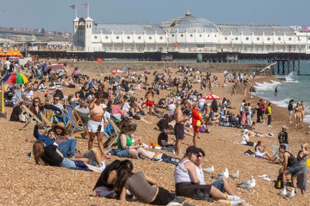 News Bilder des Tages June 19, 2026, Brighton, East Sussex, UK: Brighton , UK. Visitors to Brighton Beach in East Sussex enjoy a sunny afternoon as sunny weather is expected throughout the upcoming weekend. Brighton UK  - ZUMAl94_ 20260619_zaf_l94_038 Copyright: xMarcinxNowakx
