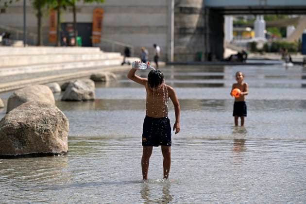 Heat Wave and Stifling Heat in Lyon, June 19, 2026 PHOTOPQR LE PROGRES Joël PHILIPPON Lyon June 19, 2026 Heat Wave and Stifling Heat in Lyon, June 19, 2026 Here, the people of Lyon who dare to brave the blazing sun come to the banks of the Rhône right in the city center, wading into the water to cool off Heatwave and stifling heat in Lyon heatwave in France, June 19, 2026 Lyon Rhône Rhône-Alpes France,detected_source_language  Copyright: xPHOTOPQR LExPROGRES MAXPPPxJoëlxPHILIPPONx 20260619LPL5792 20260619LPL5792