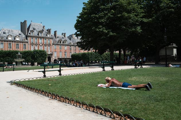 The Heat Wave Is Increasing In Paris A man sunbathes in the garden at Place des Vosges in Paris, France, on June 19, 2026. A heatwave affects France and is expected to continue for several days, with temperatures anticipated to reach up to 40?C in some areas on June 21, the first day of summer. Paris France  Copyright: xJeromexGillesx originalFilename: chobeaux-notitle260619_npKNm.jpg