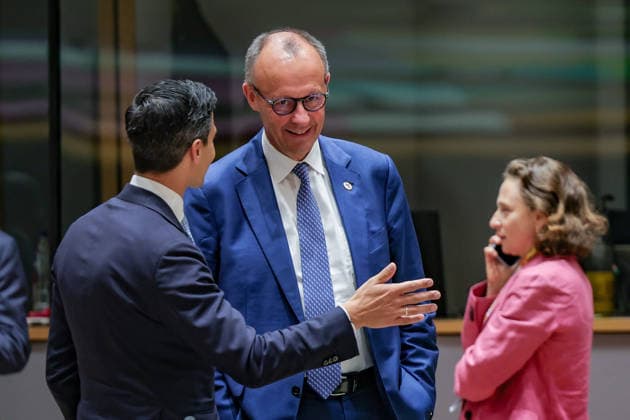 June 19, 2026, Brussels, Belgium, European Union: FRIEDRICH MERZ, Federal Chancellor of Germany, (center) speaks with ROB JETTEN, Prime Minister of the Netherlands, (left) inside the European Council ahead of the roundtable session on the second and final day of the summit in Brussels. Brussels European Union - ZUMAo116 20260619_znp_o116_103 Copyright: xBiancaxOterox