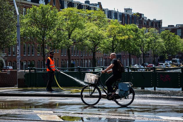 Tropical temperatures grip the Netherlands AMSTERDAM, NETHERLANDS - JUNE 19: People enjoy warm weather along canals, in parks and on recreational boats in Amsterdam, Netherlands, on June 19, 2026. Temperatures are expected to reach tropical levels across the country in the coming days, with weather authorities forecasting highs above 30 degrees Celsius in several regions and warning of heat stress, high humidity and possible thunderstorms. Fadel Dawod Anadolu Amsterdam Netherlands. Editorial use only. Please get in touch for any other usage.  Copyright: x2026xAnadoluxFadelxDawodx