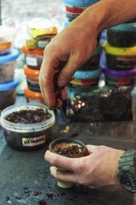 Shisha Shisha Zubereitung durch den Barkeeper. Der Barkeeper legt Tabak zum Rauchen in eine Wasserpfeife Shisha hookah preparing by barman. Bartender lays tobacco for smoking in hookah Copyright: imageBROKER RuslanxOlinchuk ibxiqx17615797.jpg