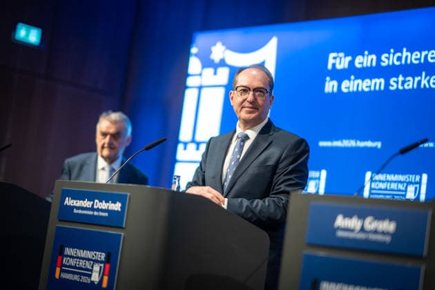 Abschlusspressekonferenz im Hamburger CCH - Alexander Dobrindt (CSU rechts im Bild), Bundesinnenminister, mit Herbert Reul (CDU), Innenminister Nordrhein-Westfalen NRW;Innenministerkonferenz IMK 2026 in Hamburg Ständige Konferenz der Innenministerinnen und Innenminister der Länder - Ständige Konferenz der Innenminister und -senatoren der Länder, Hamburg Hamburg Deutschland CCH *** Closing press conference at the CCH in Hamburg