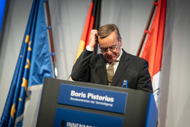 Abschlusspressekonferenz im Hamburger CCH - Boris Pistorius (SPD), Verteidigungsminister;Innenministerkonferenz IMK 2026 in Hamburg Ständige Konferenz der Innenministerinnen und Innenminister der Länder - Ständige Konferenz der Innenminister und -senatoren der Länder, Hamburg Hamburg Deutschland CCH *** Closing press conference at the CCH in Hamburg; Boris Pistorius (SPD), Minister of Defense; Conference of Interior Ministers (IMK) 2026 in Hamburg; Standing Conference of State Interior Ministers; Standing Conference of State Interior Ministers and Senators, Hamburg, Germany, CCH,detected_source_language