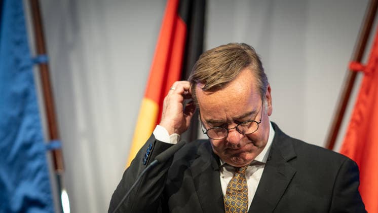 Abschlusspressekonferenz im Hamburger CCH - Boris Pistorius (SPD), Verteidigungsminister;Innenministerkonferenz IMK 2026 in Hamburg Ständige Konferenz der Innenministerinnen und Innenminister der Länder - Ständige Konferenz der Innenminister und -senatoren der Länder, Hamburg Hamburg Deutschland CCH *** Closing press conference at the CCH in Hamburg; Boris Pistorius (SPD), Minister of Defense; IMK 2026 in Hamburg; Standing Conference of the State Ministers of the Interior; Standing Conference of the State Ministers and Senators of the Interior, Hamburg, Germany, CCH,detected_source_language