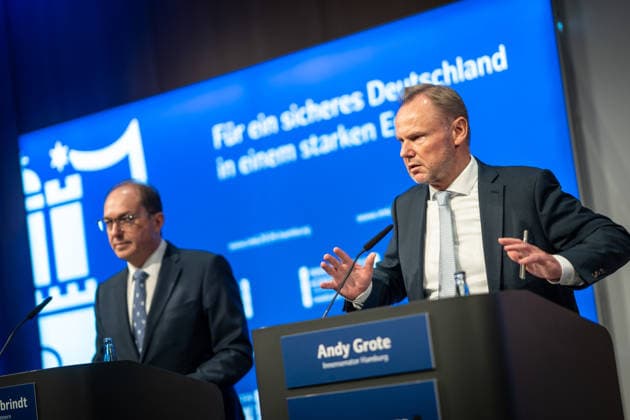 Abschlusspressekonferenz im Hamburger CCH - Alexander Dobrindt (CSU), Bundesinnenminister, Andy Grothe (SPD), Innensenator Hamburg (von links);Innenministerkonferenz IMK 2026 in Hamburg Ständige Konferenz der Innenministerinnen und Innenminister der Länder - Ständige Konferenz der Innenminister und -senatoren der Länder, Hamburg Hamburg Deutschland CCH *** Closing press conference at the CCH in Hamburg