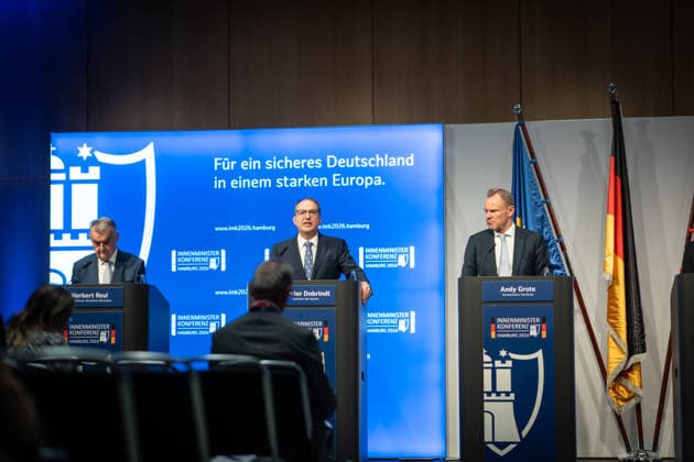 Abschlusspressekonferenz im Hamburger CCH - Herbert Reul (CDU), Innenminister Nordrhein-Westfalen NRW, Alexander Dobrindt (CSU), Bundesinnenminister, Andy Grothe (SPD), Innensenator Hamburg (von links);Innenministerkonferenz IMK 2026 in Hamburg Ständige Konferenz der Innenministerinnen und Innenminister der Länder - Ständige Konferenz der Innenminister und -senatoren der Länder, Hamburg Hamburg Deutschland CCH *** Closing press conference at the CCH in Hamburg