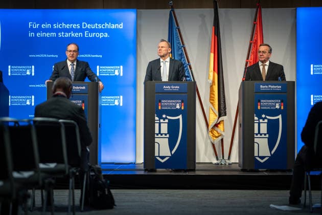 Abschlusspressekonferenz im Hamburger CCH - Herbert Reul (CDU), Innenminister Nordrhein-Westfalen NRW, Alexander Dobrindt (CSU), Bundesinnenminister, Andy Grothe (SPD), Innensenator Hamburg (von links);Innenministerkonferenz IMK 2026 in Hamburg Ständige Konferenz der Innenministerinnen und Innenminister der Länder - Ständige Konferenz der Innenminister und -senatoren der Länder, Hamburg Hamburg Deutschland CCH *** Closing press conference at the CCH in Hamburg