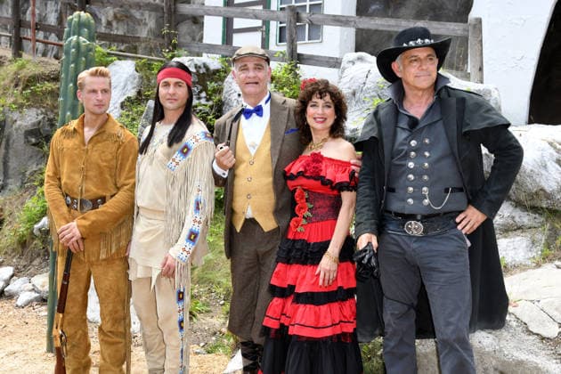 Bastian Semm, Alexander Klaws, Heinrich Schafmeister, Isabel Varell, Heinrich Schafmeister und Florian Fitz beim Fototermin am Rande der Probe am 19.06.2026 bei den Karl May Festspielen. Ab dem 27.06.2026 stehen die Schauspieler dann gemeinsam in Im Tal des Todes auf der Freilichtbuehne in Bad Segeberg. Karl-May-Spiele 2026: Im Tal des Todes- Probe in Bad Segeberg *** Bastian Semm, Alexander Klaws, Heinrich Schafmeister, Isabel Varell, Heinrich Schafmeister and Florian Fitz at a photo shoot during a break in rehearsals on June 19, 2026, at the Karl May Festival. Starting June 27, 2026, the actors will perform together in In the Valley of Death on the open-air stage in Bad Segeberg at the Karl May Festival 2026 In the Valley of Deat 