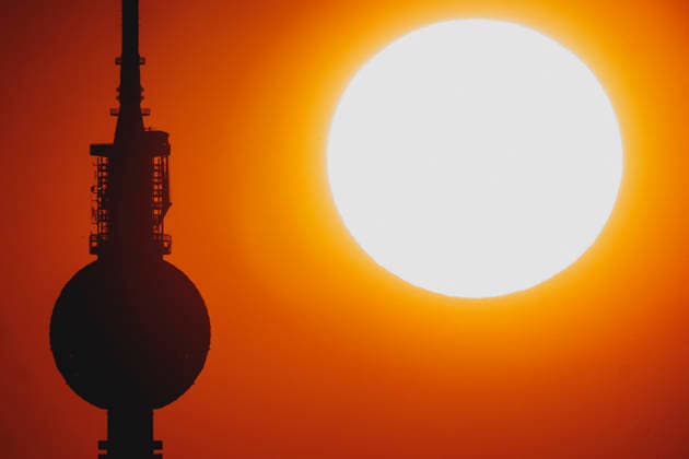 Die untergehende Sonne zeichnet sich ab hinter dem Fernsehturm in Berlin, 19.06.2026. In ganz Deutschland herrscht aktuell eine Hitzewelle. Berlin Deutschland *** The setting sun is visible behind the TV tower in Berlin, June 19, 2026. A heat wave is currently affecting all of Germany. Berlin, Germany,detected_source_language Copyright: xFlorianxGaertnerx